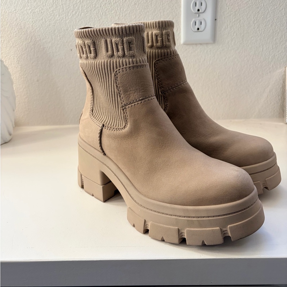 UGG Women's Moxy Chelsea Suede Boots